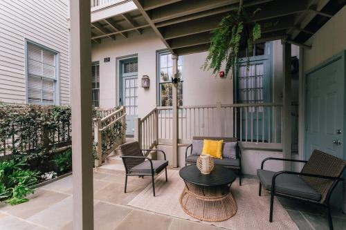 5 New Orleans Themed Units in FQ with Pool - image 13