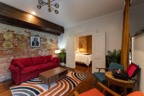 5 New Orleans Themed Units in FQ with Pool - image 4