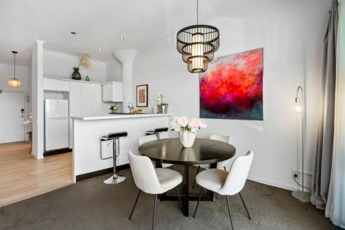 Sleek Waterfront Escape on Princess Wharf Artful 2BR Apartment, Auckland (foto 8)