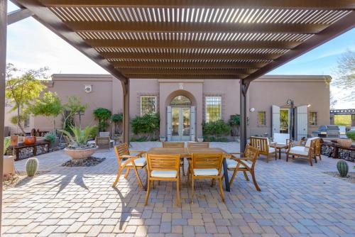 4BR Estate with Casita, Pickleball Court and Pool in Carefree