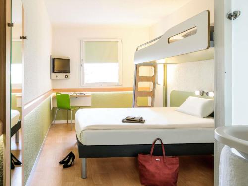 1 double bed, 1 twin bed
