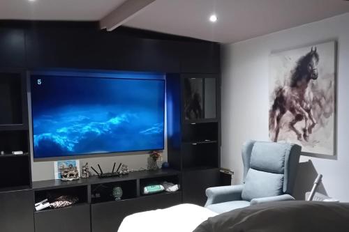 1Bed Cottage Sleeps 2 - Mountain Views Parking in Briton Ferry East