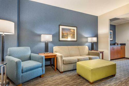 2 queen beds, 1 sofa bed