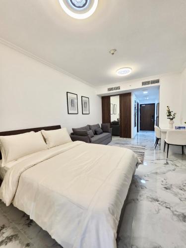 Luxury Studio in JLT near Metro & Lake View, Dubaï
