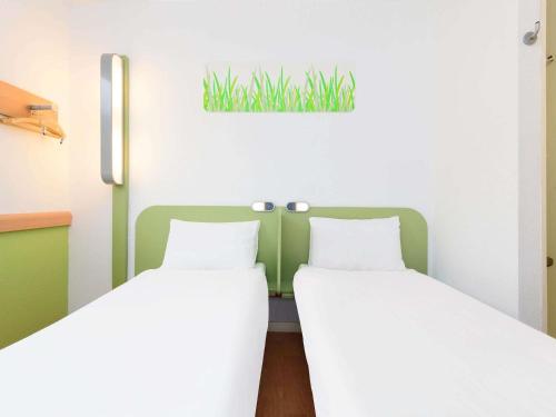 2 twin beds