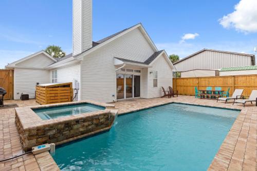 Expertly Decorated Family Home, Steps to Beach w/a Private Heated Pool & Spa!