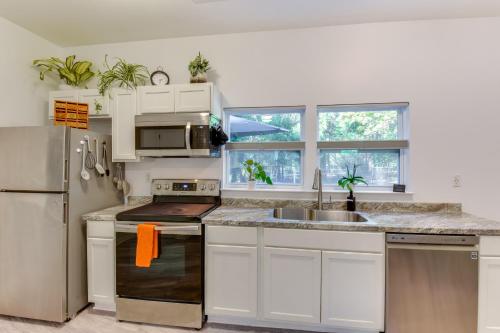 Pet-Friendly Central Cottage 2 Miles to Clemson! in Clemson, USA