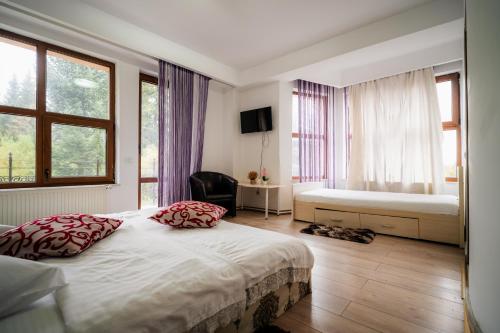 1 king bed, 1 twin bed