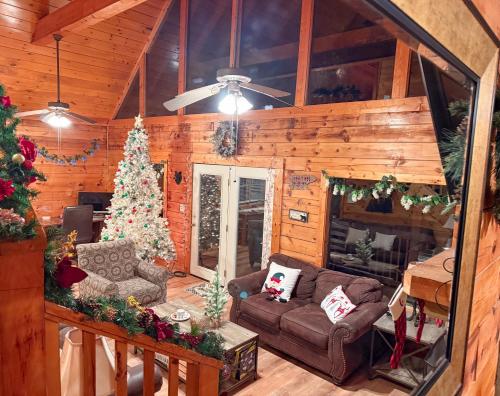 Charming Cabin, Seasonal Decor & Pool, 3min to Pkwy, Grill, GameRoom, Wifi & Workstation, Sleeps 14, Pigeon Forge (foto 3)
