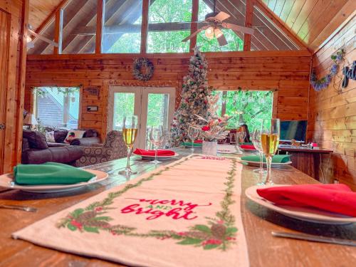 Charming Cabin, Seasonal Decor & Pool, 3min to Pkwy, Grill, GameRoom, Wifi & Workstation, Sleeps 14, Pigeon Forge