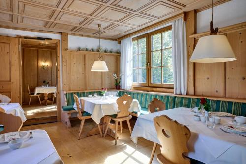 餐飲選擇, Alpenhof - ruhige Wohlfühloase im Fünf-Seenland in S-Bahnnähe (Hotel Alpenhof - ruhige Wohlfuhloase zwischen Munchen, dem Funf-Seenland und den Bergen, in S-Bahnna) in 高廷