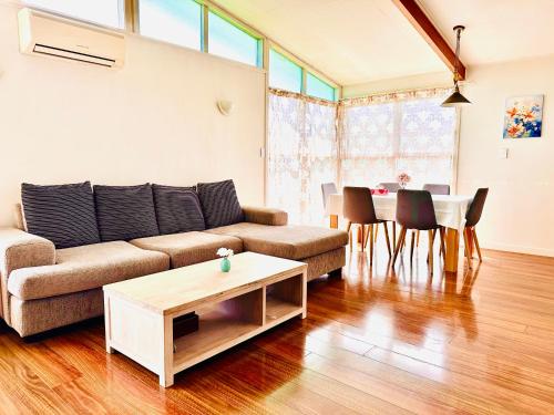 Beautiful villa by the sea in Mount Roskill