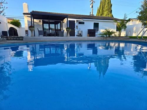 Swimming pool, Modern Luxury Huntington Beach Retreat in Newland