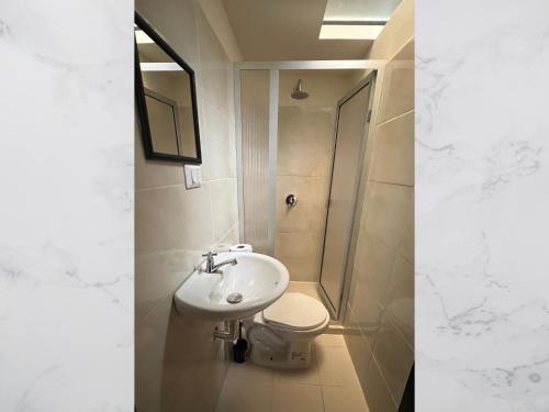 Bathroom, Casa amoblada 15 personas 6 habitaciones 4 banos - Frente al terminal y cable aereo, Cerca de Expofe in Universitaria