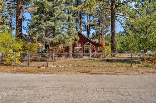 Green Cabin in Big Bear Lake 3 bdr Pets Friendly in Big Bear City, USA
