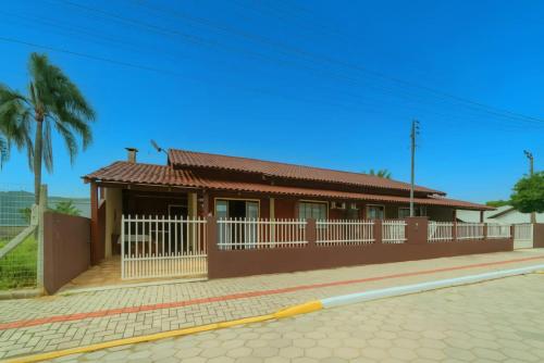 Casa a 2 quadras da Praia de Zimbros RW2724 – khách sạn tại Sertaozinho