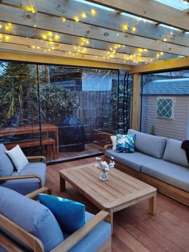 شرفة/ تراس, Beautiful villa near everything! in ولستون