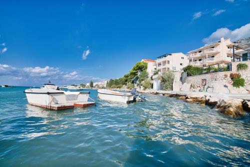 Apartment Aria with private heated pool in Duce