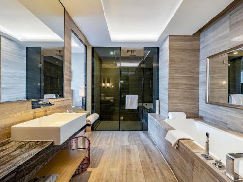 room detail thumbnail 2