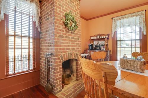 Walk to Downtown Historic Home in Edentons Heart in อีเดนตัน (NC)