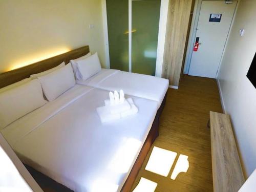 1 double bed, 1 twin bed