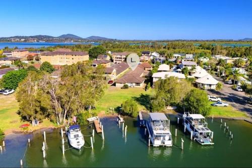 Amber 18, Tuncurry