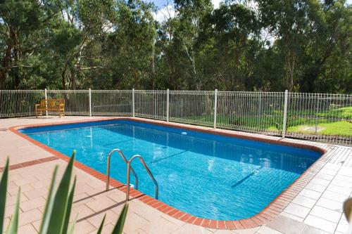 Swimming pool, Box Hill Motel in Burwood