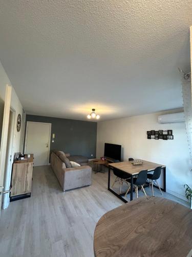 T2 cosy, calme et 2 Parking prive avec Piscine in Avenue de Fronton