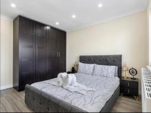 Room in Stylish City Apartment in Edgware