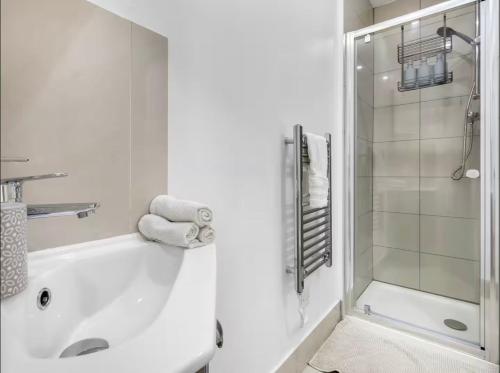 Room in Stylish City Apartment in Edgware