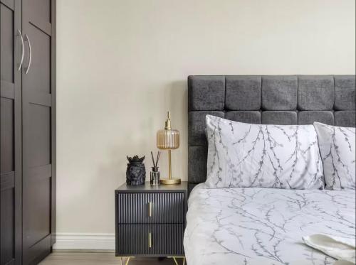 Room in Stylish City Apartment in Edgware