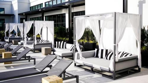 Midtown Luxury with Skyline Views in Blandtown