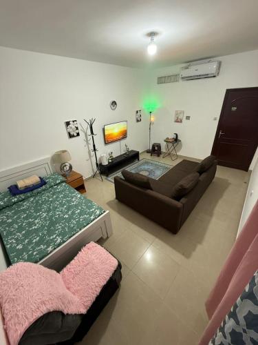 Room with toilet and tv for couple in Madinat Zayid