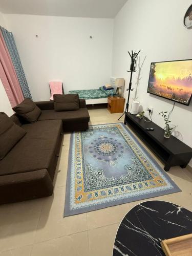 Room with toilet and tv for couple in Madinat Zayid
