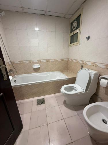 Room with toilet and tv for couple in Madinat Zayid