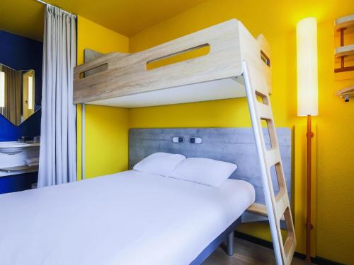 1 double bed, 1 bunk bed
