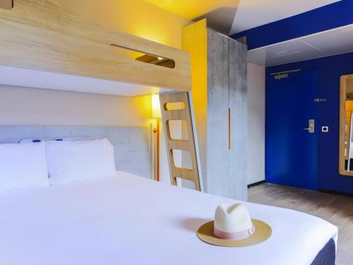 1 double bed, 1 twin bed, 1 bunk bed