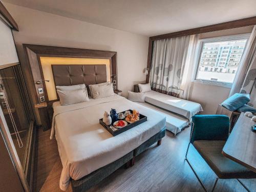 1 king bed, 1 sofa bed