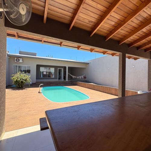 Casa com suítes, piscina e edícula – khách sạn tại Parque Imperatriz