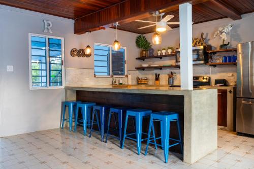 Rusty Blue Belize compound sleeps up to 22, bedrooms with AC, WiFi, Parking & hot baths – khách sạn tại Burrell Boom