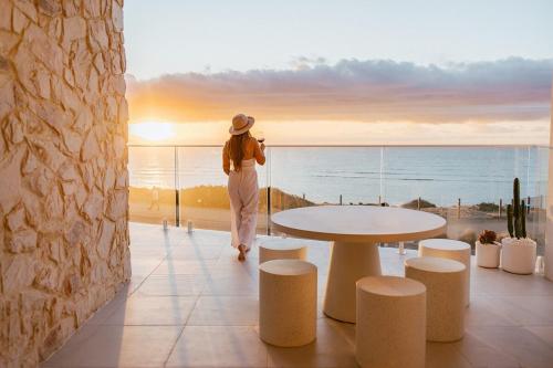 Sunsets Aldinga Beach, 4 king rooms, rooftop, incredible views