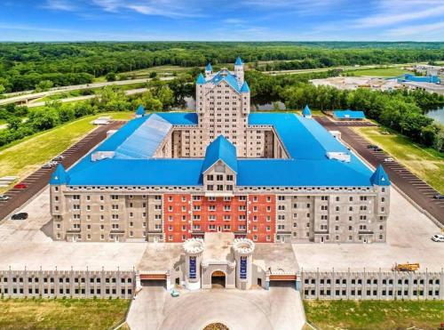 2 Luxury suites with parking at The Grand Castle in Grandville, USA