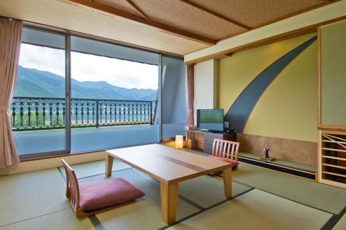 Renovated Japanese-Style Twin Room with Lake View