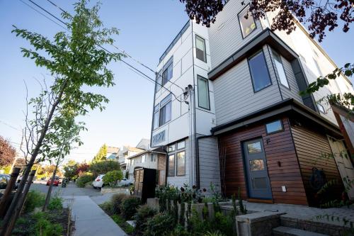 Seattle Townhouse with Rooftop Deck in Ballard – khách sạn tại Ballard