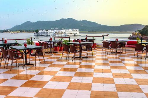 Hotel Devraj Niwas on Lake Pichola