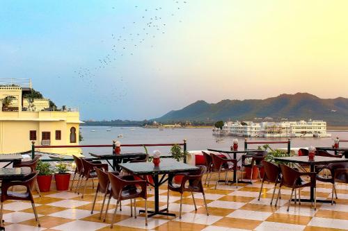 Hotel Devraj Niwas on Lake Pichola