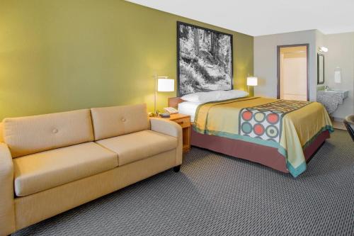 Super 8 by Wyndham Windsor/Madison North - image 12