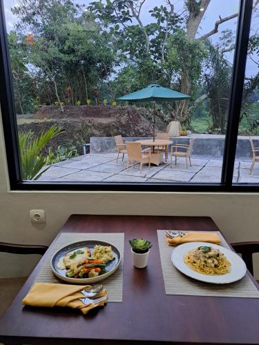 The Green Sidemen in Klungkung