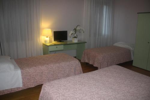 1 queen bed, 2 twin beds