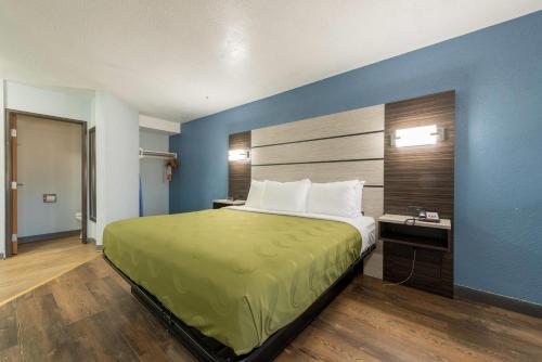 Econo Lodge Inn & Suites - image 7